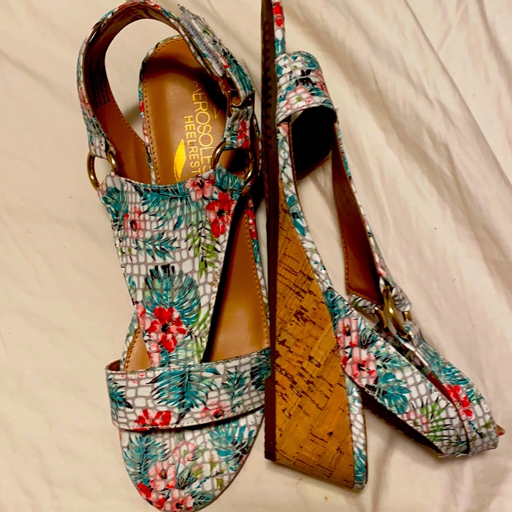 NWOT Aerosoles Heelrest floral wedge sandal 8